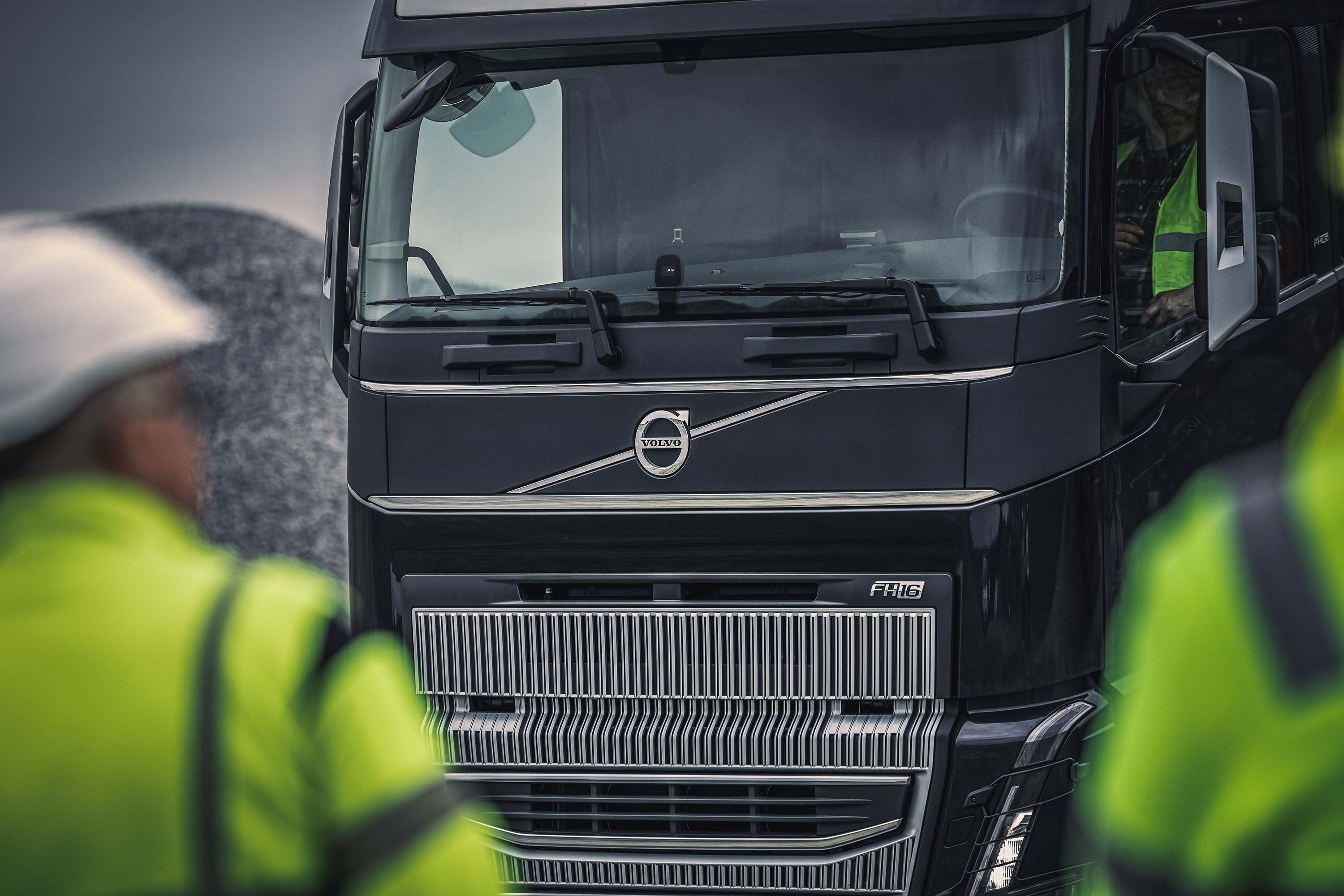 The waterfall grill makes the Volvo FH16 stand out from the crowd.
